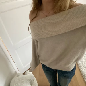 Jättefin of shoulder stickad tröja💗🌸 - Jättefin of shoulder stickad tröja som är prefekt inför våren. 🌸 den är i storlek S och är i fin kvalite, använd ett fåtal gånger. Fått för något år sen så finns inte att köpa ny. Tveka inte att kontakte mig vid någon fråga.🩷🌸💗