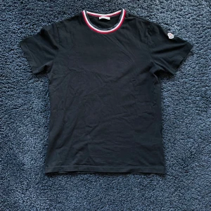 Moncler Maglia T-shirt Strlk Small - Moncler tröja i bra skick, storlek small men passar dig som är 155-165cm lång. R 3 P och TMX batch 