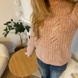 Fin stickad tröja - Fin stickad rosa tröja med coola detaljer. Är i storlek S och i fint skicka ändade använd 3 ggr. 💗💗 köpt för ca 1 år sen så går inte att köpa längre. Tröjan är perfekt till sommarkvällar och nu under våren.💗🌸 tveka inte med att kontakta mig !!💗