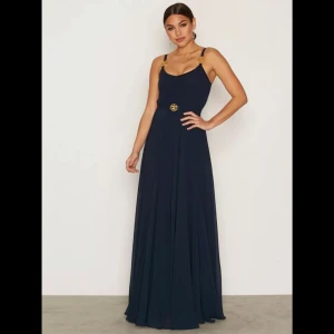 Ida Sjöstedt  - Balklänning från Ida Sjöstedt. Endast använd inte en gång!   Storlek 40 men mer som en storlek 38.  Kan mötas i Majorna, Mölndal centrum eller Göteborg centrum. Alternativt frakta men då står köparen för frakt 🤗