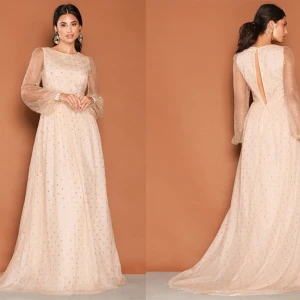 Ida Lanto X Nelly Klänning - Nypris 1799:-  Superfin klänning som aldrig kom till användning.  Beige färg med gulddetaljer, jättefin i ryggen och har ett kort släp där bak. Klänningen är i storlek 36 och passade mig perfekt som vanligtvis har 36/S och är 1.76 lång.