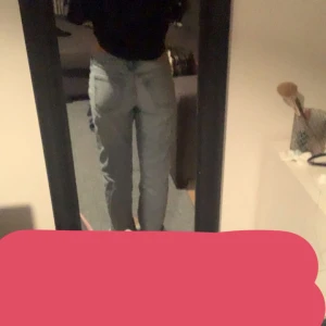 weekday jeans - jättefina weekday jeans i modell ”arrow low straight jeans” kommer inte t användning längre🙏 Midjan 26 och längden 30 D e ba ett jätte litet hål bredvid fickan typ!❤️
