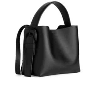 Arket väska  - Säljer nu denna slutsålda väskan från arket. Gillar den väldigt mycket men den kommer tyvärr inte till användning längre🩷 Köpte den från arket för 1990 kr.   Skriv om frågor 🩷