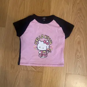 En hello Kitty tröja som knappt är använd!