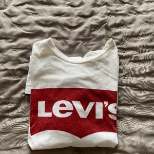 Vit Levi’s T-shirt  - Bra skick storlek XS 