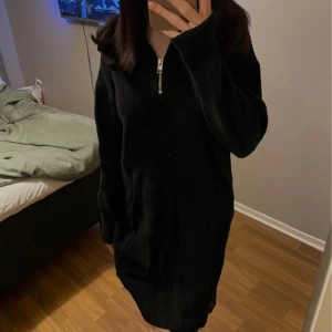 Half zip knit dress  - Säljer denna stickad klänning med half zip i storlek XS, köpt på Nelly. Använd några få gånger, som nyskick! Nypris 629 kronor💘100% bomull