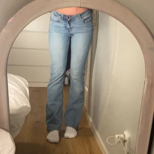 Bootcut ljusblåa jeans - Säljer ett par ljusblåa bootcut jeans från JDY denim i strl W25/L34! Väldigt sköna och passar bra! Säljer för 150kr💙