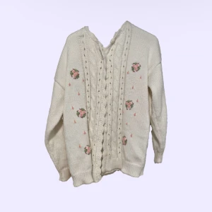 stickad kofta 🌸 - jättesöt stickad kofta köpt secondhand. säljer då den tyvärr inte kommer till användning🌸🦢🍓