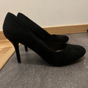 Skor - Säljer ett par bekväma och stilrena klackar då dom inte kommer till användning längre. Skorna är endast använda ett fåtal gånger så de är i väldigt fint skick! Storlek 39