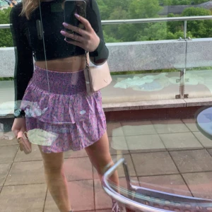 Blomning volangkjol - Volangkjol från veromoda, supersöt med kommer inte till användning tyvärr :(🩷 Nyskick