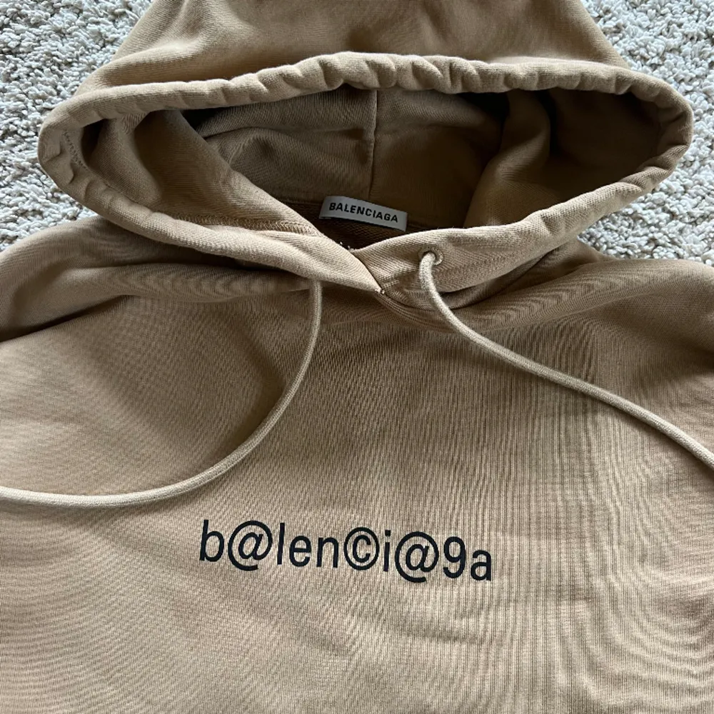Unik Balenciaga hoodie, givetvis äkta. Storlek M, och är nästintill nyskick. Den är köpt i Dubai så medkommer tyvärr inget, men är stor säljare på både Fb och ig så har massor av referenser. Finns en på stockx som ligger på 800$. Skickas spårbart. . Hoodies.