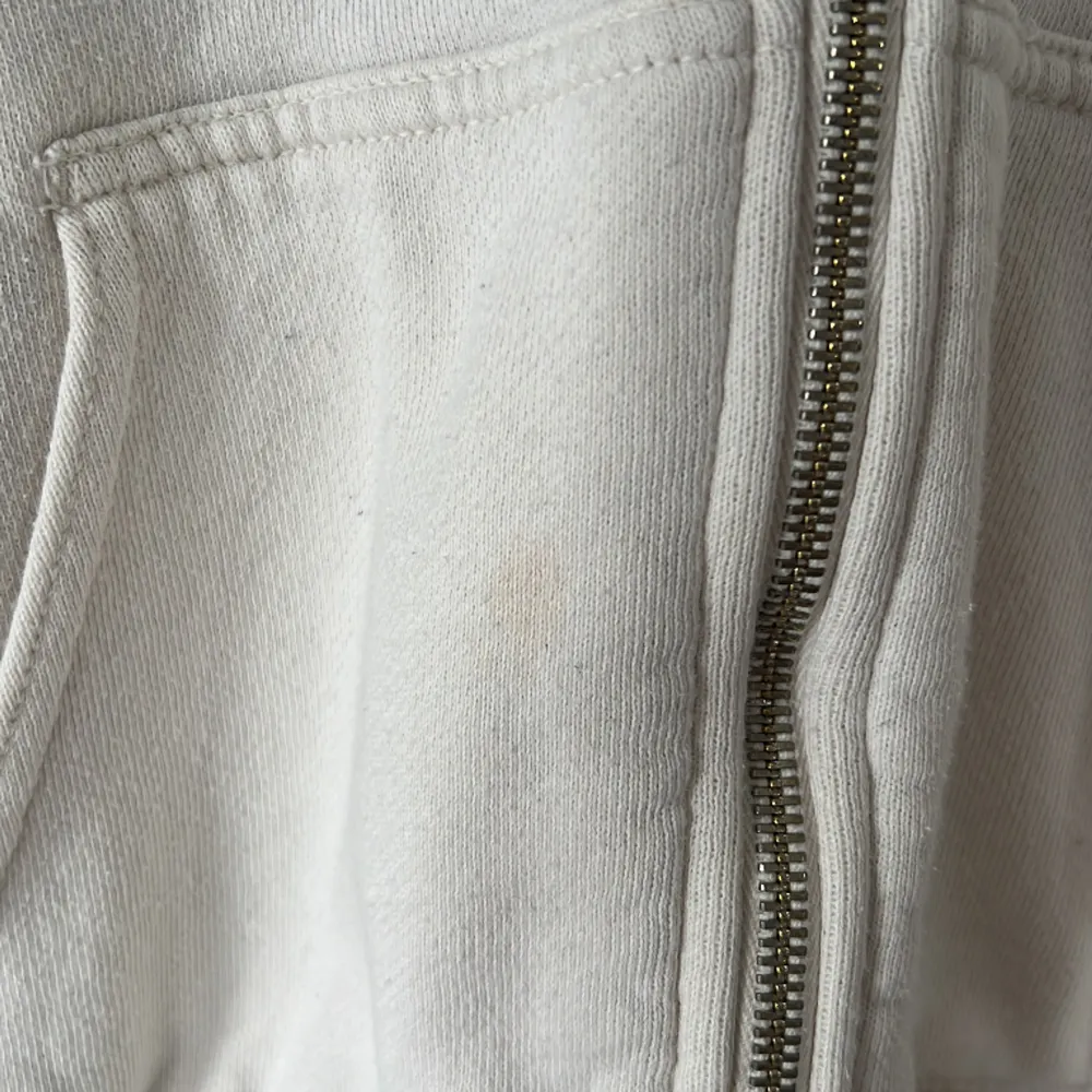 Jättefin hoodie från brandy Melville🥰 nypris 450 kr. Storleken är one size men skulle säga att den passar S.  en liten fläck vid magen, men går säkert bort med vanish 💕. Hoodies.