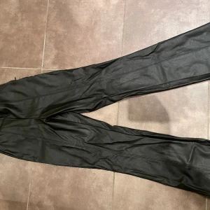 Skinnbyxor - Skinnbyxor från gina tricot  Aldrig använda, lappen kvar För små för mig men passar nog någon under 160 då de är i petite  Har dock sprätt upp sömnen längst ner så de är lite längre än orginal 