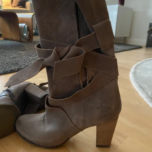 skitsnygga boots i äkta läder  - gråbruna halvhöga stövlar i storlek 37, nästan oanvända men köpta för längesen