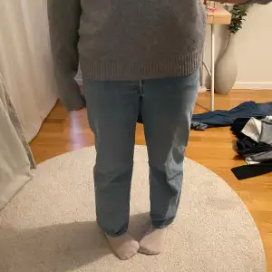 Säljer dessa jeans då dom börjar bli för små för mig! 🖤nästan aldrig använd bara några få gånger! 💗storlek står ej men passar helt okej på mig som är 160cm lång och bär xs-s! 🪩pris kan diskuteras! 🫶🏼