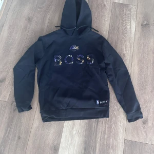 Boss x lakers hoddie - Hugo Boss x lakers storlek S, bra skick. Köpt på johnells.