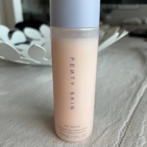 FENTY SKIN Fat water - Fat water hydrating milky toner essence 150ml. Endast testad ett par ggr, så i princip ny. 100:-   (Nypris 420:- på Kicks) 