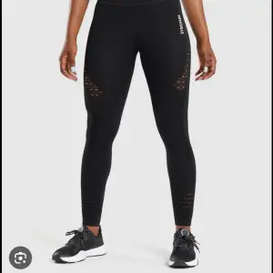 Säljer dessa gymshark tights, slutsålda, hål detaljer, högmidjade stretchiga & sköna, storlek S, säljer för 200kr + frakt eller prisförslag🫶