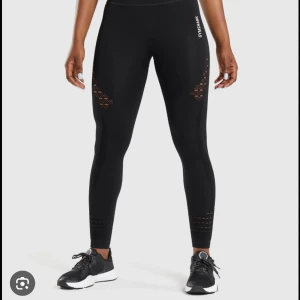 Gymshark tights - Säljer dessa gymshark tights, slutsålda, hål detaljer, högmidjade stretchiga & sköna, storlek S, säljer för 200kr + frakt eller prisförslag🫶
