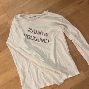 Långärmad Zadig & Voltaire tröja - XXS-XS Inte använd mycket alls med bra kvalitet och inga defekter synliga💕 pris går att diskutera🥰