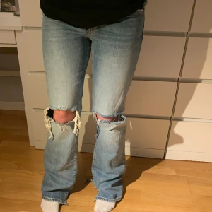 Jeans från Zara - Så himla fina ljusblå jeans från Zara som tyvärr är för små för mig, dom har skador längst ner på båda benen (se bild 3)💗