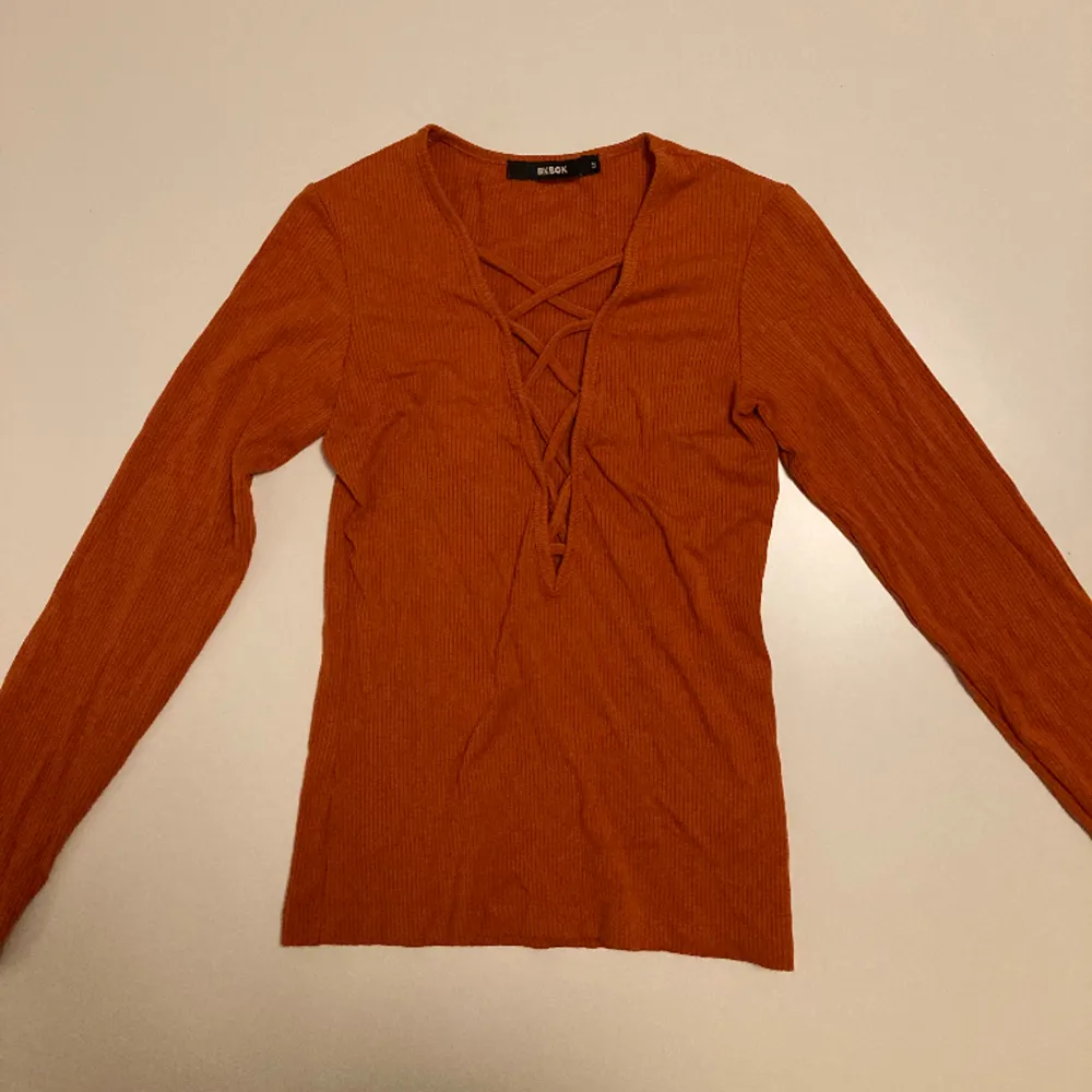 Snörad orange tröja, använd ett fåtal gånger. Inget slitage och i fint skick. . Tröjor & Koftor.
