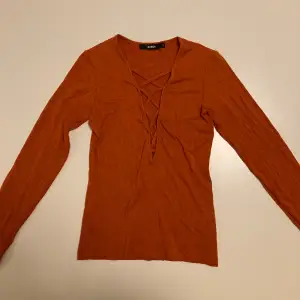 Snörad orange tröja, använd ett fåtal gånger. Inget slitage och i fint skick. 