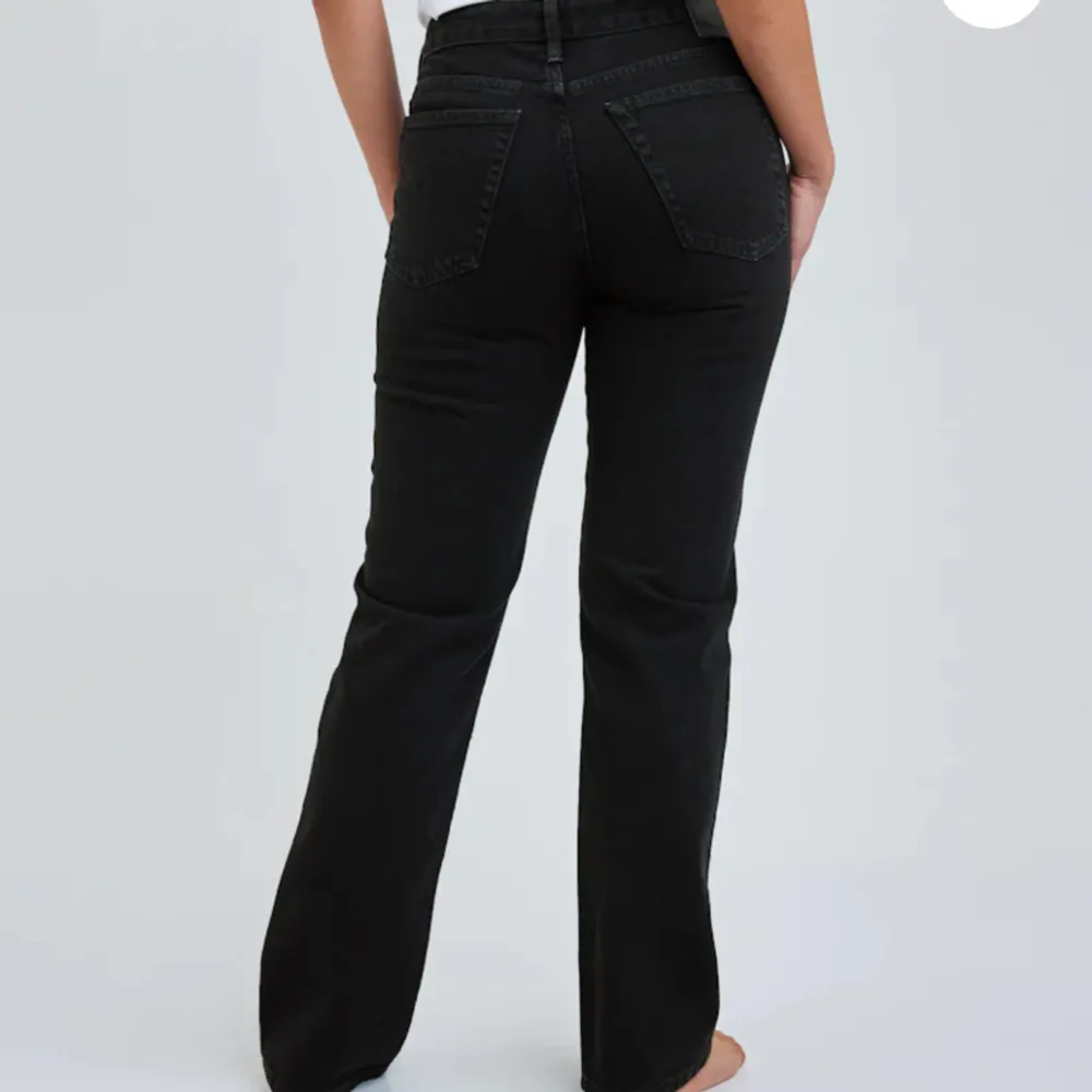 Säljer mina fina jeans ifrån bikbok för de är för små för mig:/ Hör av er för mer frågor☺️. Jeans & Byxor.