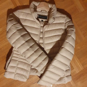 Dunjacka - Varm dunjacka i mycket bra skick. Fina gulddetaljer 💛