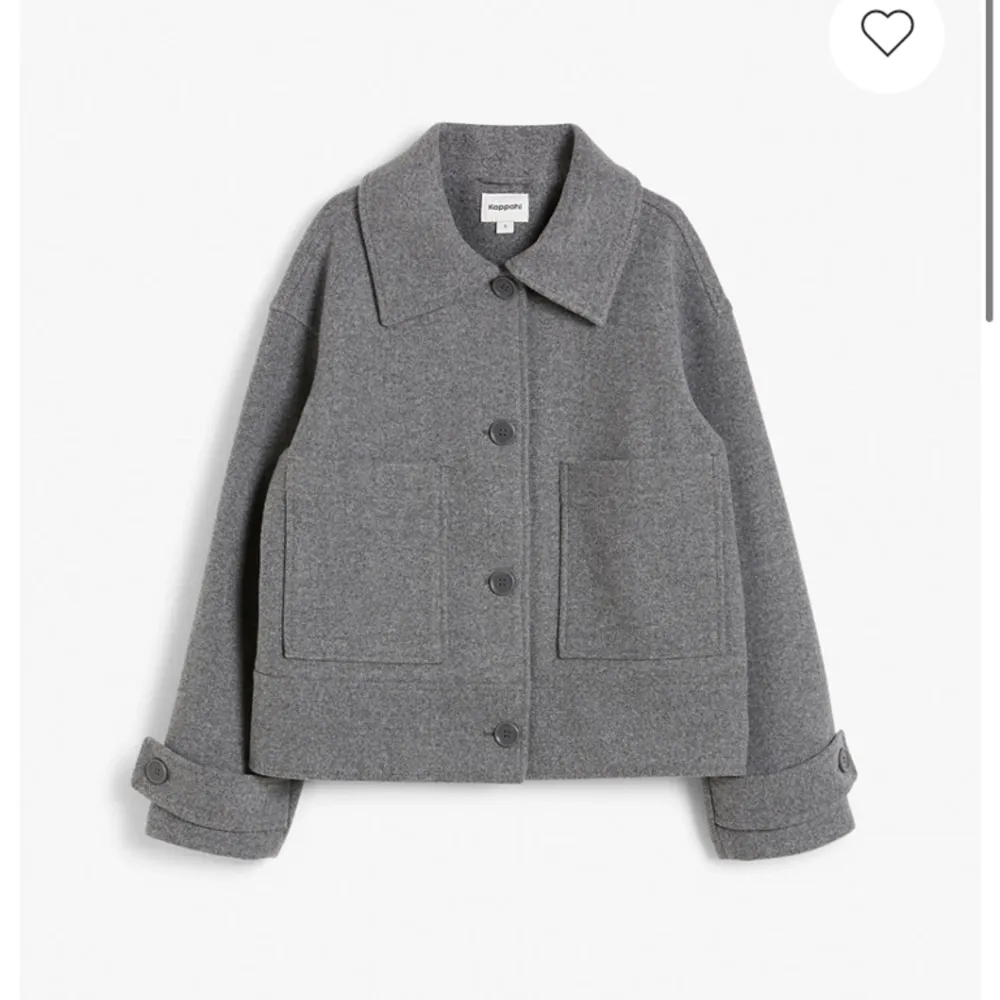 Säljer den fina gråa kappa ifrån Kappahl❣️ Den är använd fåtal gånger och är i väldigt bra skick❣️nypris: 899kr. Jackor.