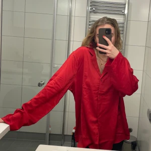Silkes pyjamas - Säljer min röda silkes pyjamas från Ellos, aldrig använd. Säljs då den är för stor för mig.💘 står ingen storlek men skulle säga att den passar S/M