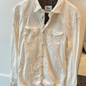 Dondup jeansskjorta - Jeansskjorta från Dondup i storlek L! Skjortan är i nyskick!