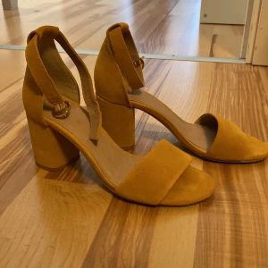 Högklackade skor NYA, strl 38 - Så fina skor!  Kolla gärna in mina andra annonser för samfrakt!