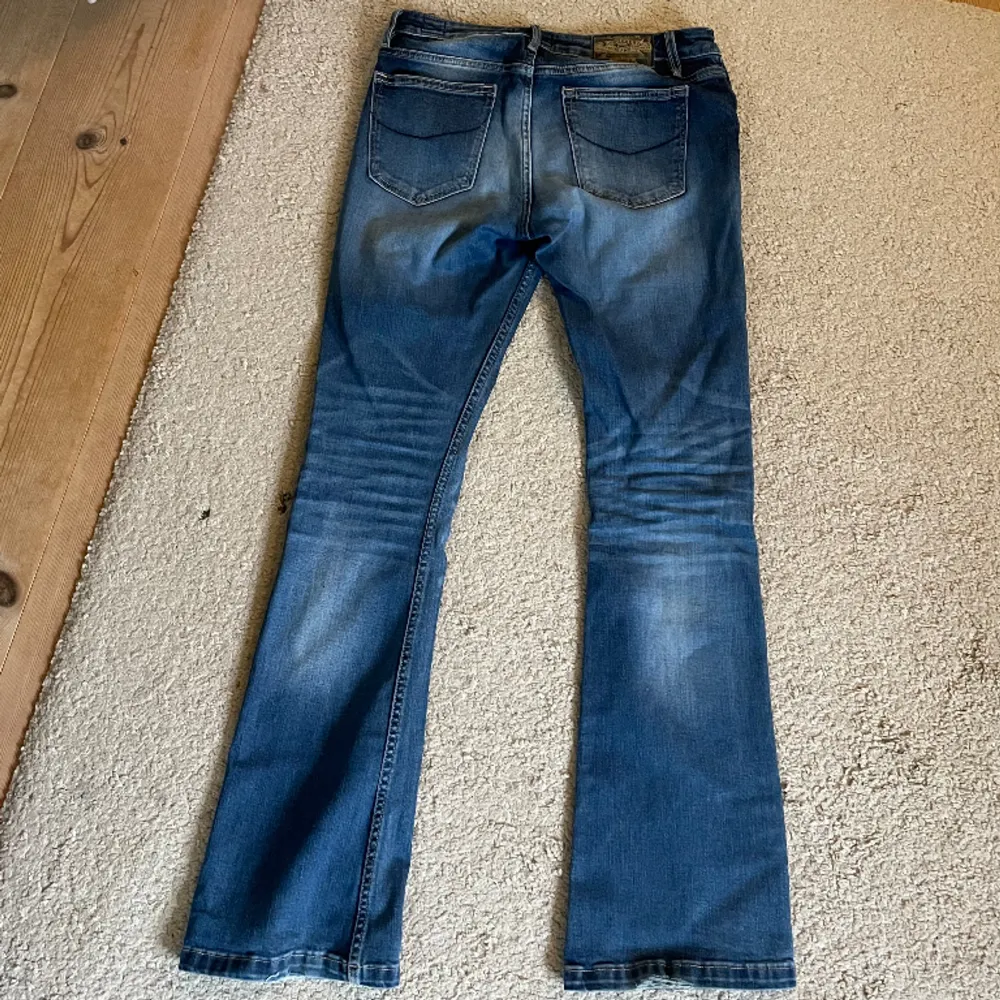 Stl 31/33. Bra skick bortsett från slitningar längst ner🤍. Jeans & Byxor.