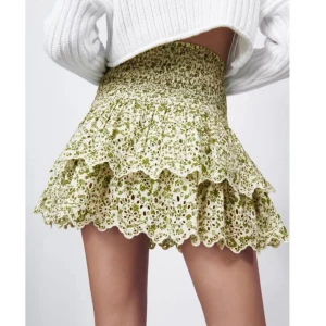 grön blommig kjol zara - Helt oanvänd kjol från zara, storlek S! Jättesnygg💕💕toppen skick!