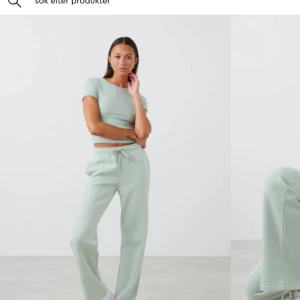 Mjukisbyxor  - Ljusgröna mjukisbyxor från Ginatricot i storlek xs. Aldrig använda, säljer pga att de inte kommer till användning. Nypris 299. Skriv vid intresse eller fler bilder! Köparen står för frakt🤍