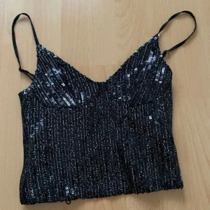 Paljett vintage topp - En sån fin topp perfekt till nyår som är gammal från zara. Love men sitter lite för tight på mig. Strl S. Har en dragkedja i ryggen!! Älskar verkligen modellen på detta linne<3 använd gärna köp nu och tveka inte på att kika in min profil🤘💋pris kan sä