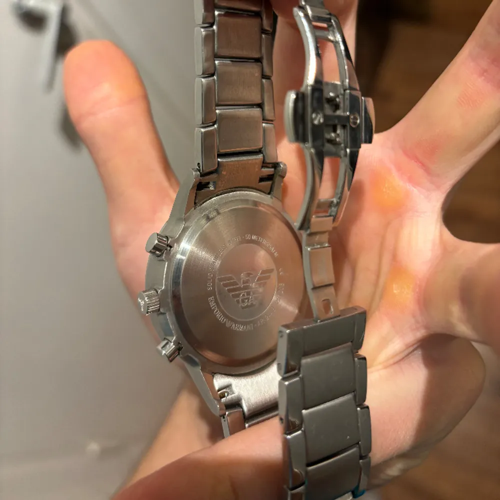 Här säljer jag min Armani klocka i ett bra skick. Man kan ta bort och på länkar, och batteri är nyligen bytt. (Tar gärna bud) Original pris 2k  Och box medföljer tyvärr ej! . Accessoarer.