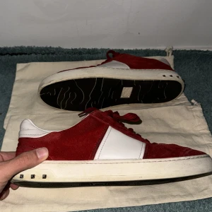 Valentino Fly Crew - Hej, Säljer ett par sjukt snygga och eftertraktade Valentino Fly crew i storlek 44. Skorna var limiterade och säljs inte längre! De är jättefrächa och skicket är 8/10.(en nit borta på vardera skor men inget som märks) Hör av dig vid minsta fundering!