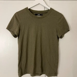 T-shirt - Grön t-shirt från BikBok