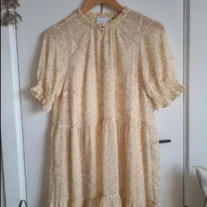 Söt sommarklänning - Endast använd en gång, är i luftigt material och har en löst sittande slipdress till att ha under. Passar även storlek small/medium då den inte sitter åt. Nypris 1300kr