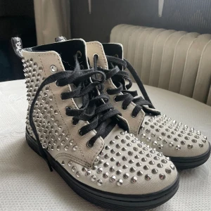 Dr Martens med nitar - Säljer mina veganska Dr Martens då de helt enkelt inte kommer till användning!🫶🏻 Väldigt bra skick! Endast svaga missfärningar vid hälen (se bild)  Hör av er om ni har några funderingar😊