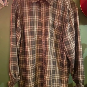 oversized skjorta - Rutig oversized skjorta Köparen står för frakt 