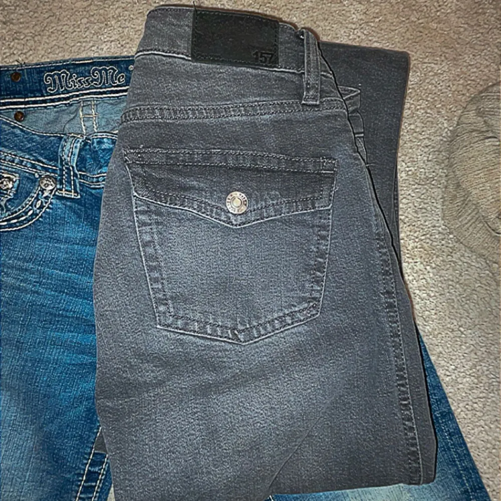 FRI FRAKT Low waisted populära lager 157 jeans modell 90s boots🩵 i strl xs, full lenght 😊 köpte för 400 kr för nån månad sen 😊 endast använd nån gång (kolla bifogad bild för mått)  fast pris. Jeans & Byxor.