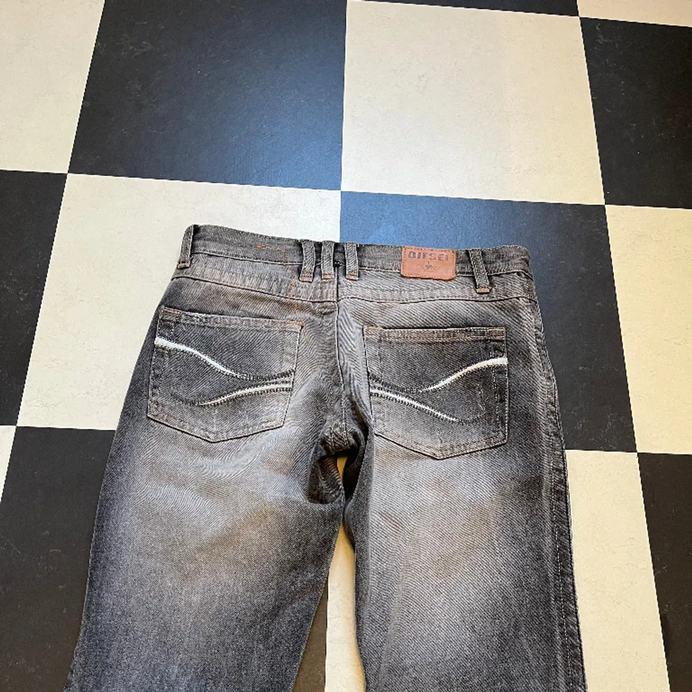 Assnygga jeans från dielsel. Köpte precis dessa men är för små för mig tyvärr. Storlek 26, skulle säga att de passar XS / 165cm. Lågmidjade och boutcut. . Jeans & Byxor.