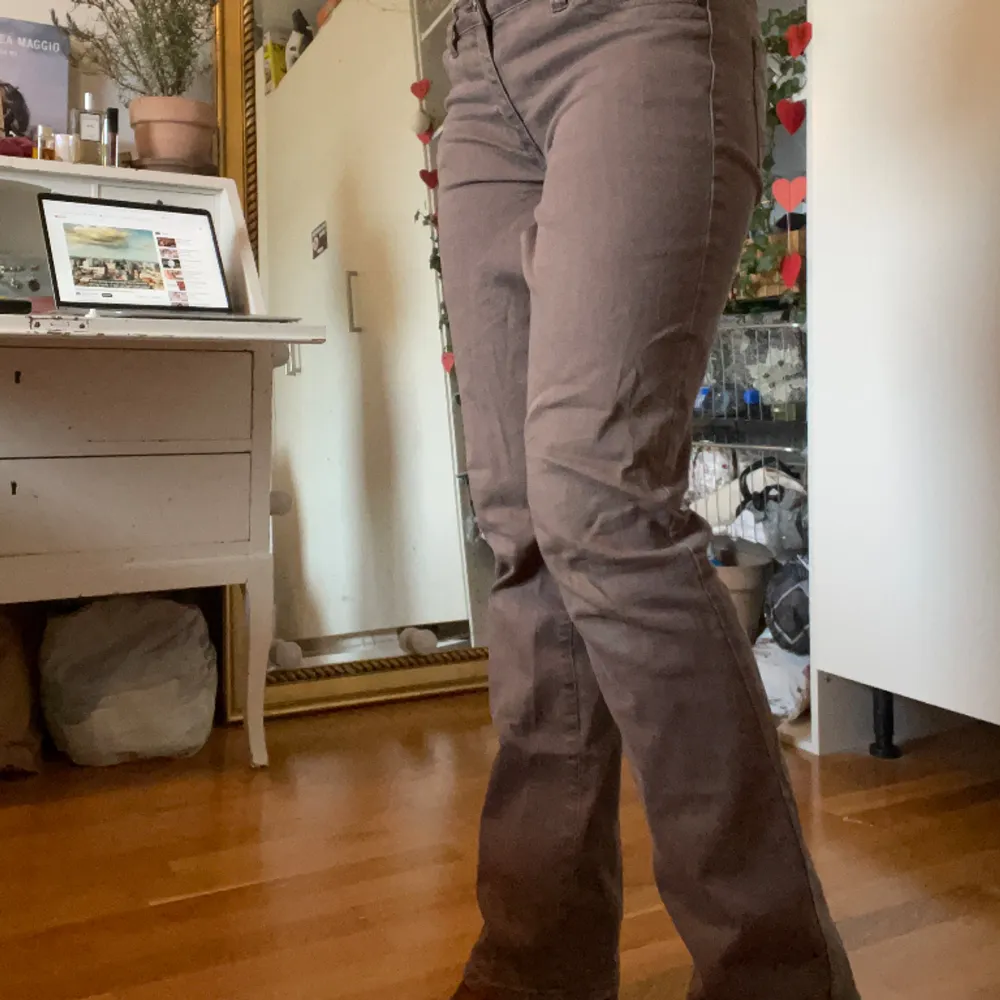 Bruna utsvängda jeans från märket Cappucchini i storlek 40. Något liten i storleken. . Jeans & Byxor.