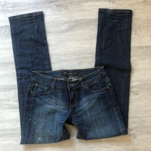 lowrise Jeans - Lågmidjade jeans från Farfallina, skitsnygga detaljer med nitar och stenar i rosa, guld & turkost. säljer eftersom dom är förstora för mig. Waist: 30 🤩😍❤️