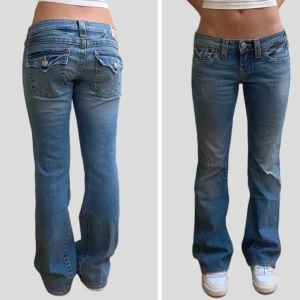 True religion jeans - True religion jeans i modellen joey! Bilden är från bästa DeminSpot. Storlek: w27 Mått: Längd 92cm. Innerbenslängd: 72cm. Benöppning 24cm. Midja 36cm. Lår 22cm. Man ser inte så tydligt på bilden men de har ett hål på ena knät och små hål på andra. 