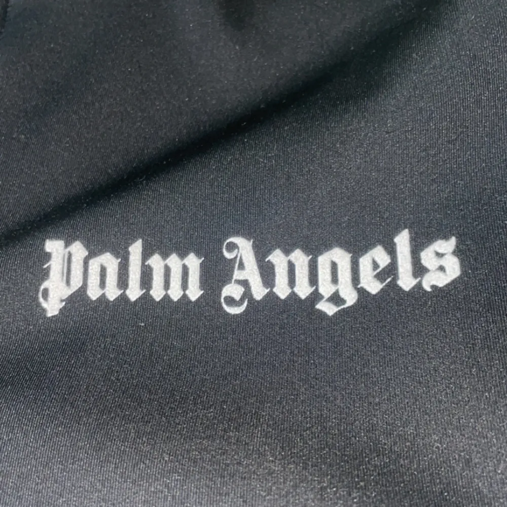 Hej jag säljer denna Palm Angels zip hoodien I storlek Medium. Säljer den pga att den är för liten. Jätte fint skick använd fåtal gånger. tveka inte på att höra av er om ni undrar något.. Hoodies.