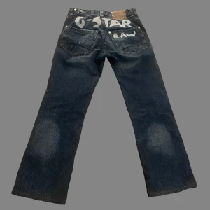 supersnygga GSTAR baggy byxor 🥵🥵🥵 - jättesnygga baggy g-star jeans med supersnyggt tryck/broderi på baksidan ! 🔥storlek:30🔥midja:82cm🔥längd:101cm🔥 skriv för mer detaljerade mått!